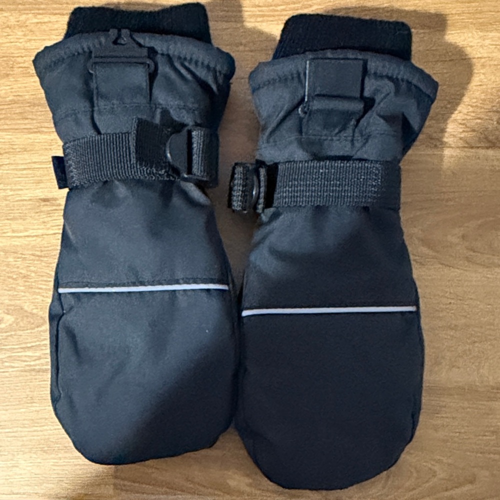 All in Motion Black Mittens with Reflective Detail
